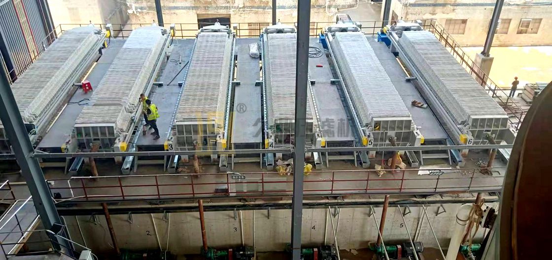 廣東東莞某洗砂污水處理現(xiàn)場(chǎng)，使用6臺(tái)500平方高效快開壓濾機(jī) (2).jpg