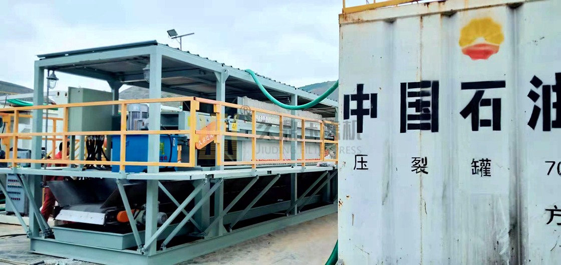 甘肅慶陽油田廢水處理現場，使用150平方泥漿不落地壓濾機一臺 (2).jpg