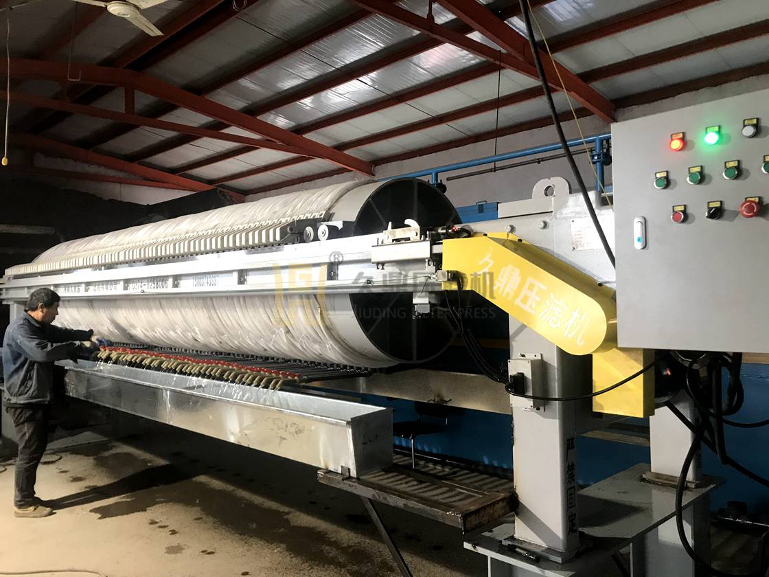 造紙行業(yè)污水處理現(xiàn)場(chǎng)，使用100平方圓形高壓壓濾機(jī)一臺(tái) (2).jpg